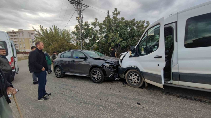 Otomobil İle Minibüs Kafa Kafaya Çarpıştı: 5 Yaralı