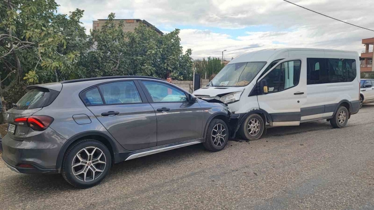 Otomobil İle Minibüs Kafa Kafaya Çarpıştı: 5 Yaralı