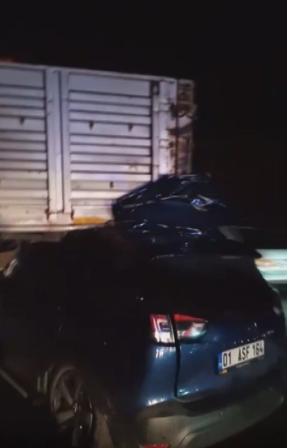 Gaziantep’te Otomobil Tıra Arkadan Çarptı: 1 Ölü, 3 Yaralı