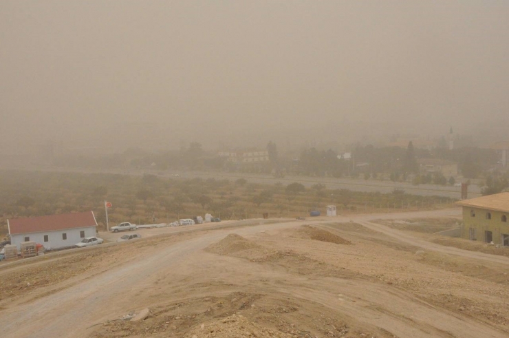 Suriye Üzerinden Gelen Toz Bulutu Ceylanpınar Semalarını Kapladı
