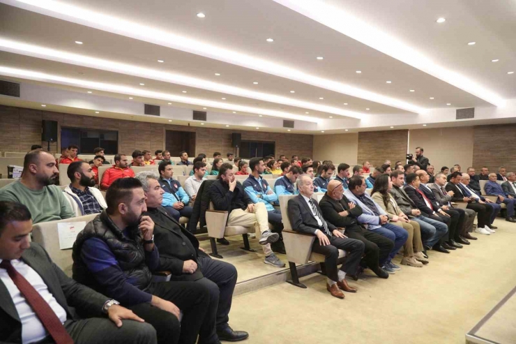 Gaziantep Büyükşehir’den Futbol Hakemi Ve Gözlemcilere Malzeme Desteği