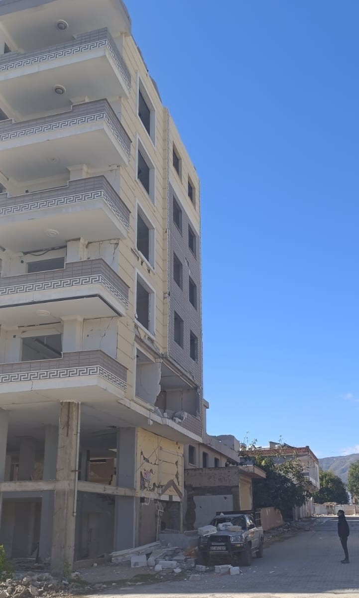 Gaziantep’te Ağır Hasarlı Binanın Duvarı Aracın Üzerine Çöktü
