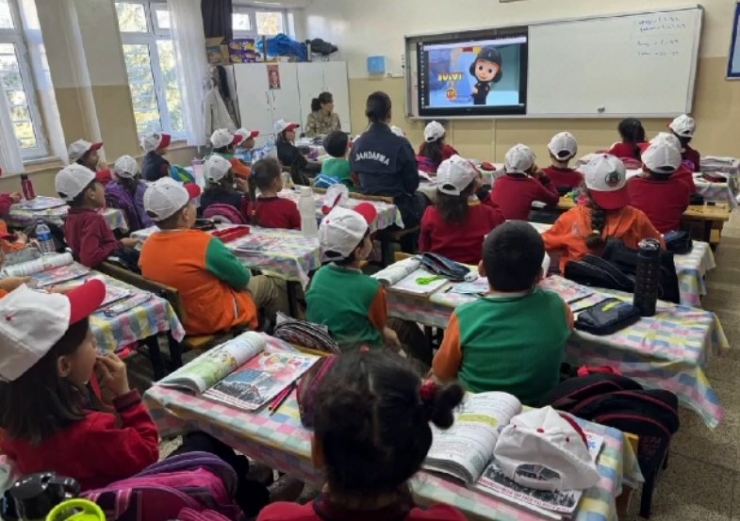 Jandarma Çocuk Hakları Gününde Çocukları Yalnız Bırakmadı