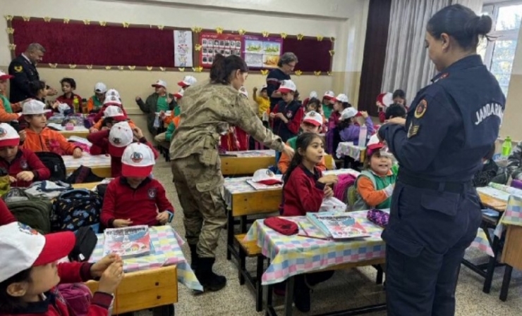 Jandarma Çocuk Hakları Gününde Çocukları Yalnız Bırakmadı