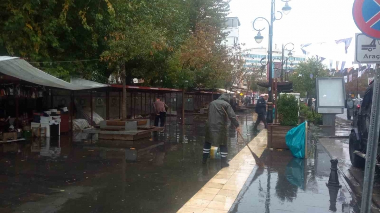 Diyarbakır’da Yağış Sonrası Sokaklarda Temizlik Yapıldı