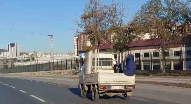 Kamyonet Kasasında Tehlikeli Yolculuk