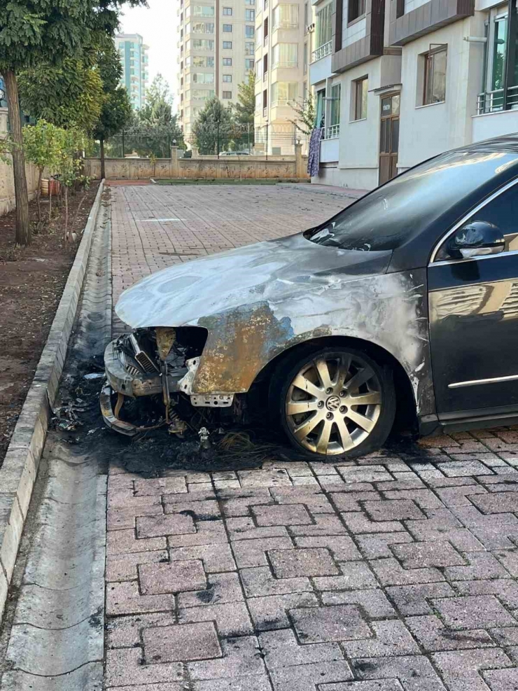 Diyarbakır’da Park Halindeki Lüks Otomobil Alevlere Teslim Oldu