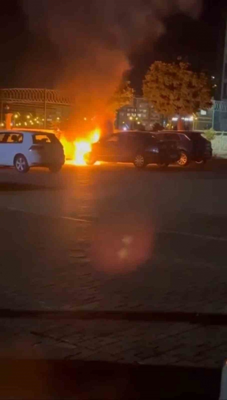 Diyarbakır’da Park Halindeki Lüks Otomobil Alevlere Teslim Oldu