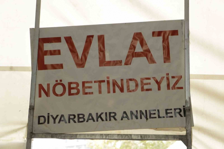 Evlat Nöbetindeki Anne, Pkk’nın Elinde Olan Kızının Öğretmenler Günü’nü Kutladı