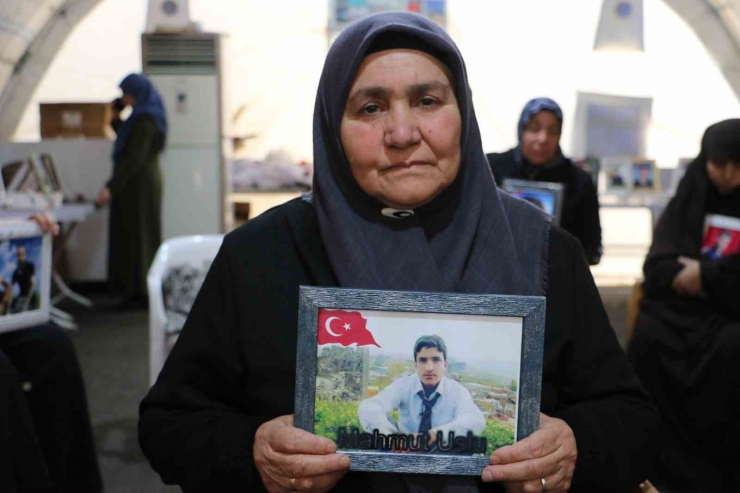 Evlat Nöbetindeki Anne, Pkk’nın Elinde Olan Kızının Öğretmenler Günü’nü Kutladı