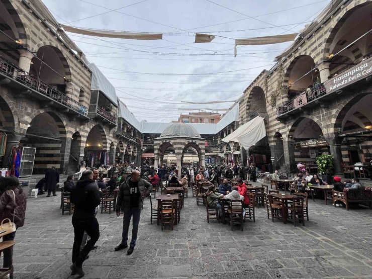 Diyarbakır’da Hafta Sonu Turist Yoğunluğu