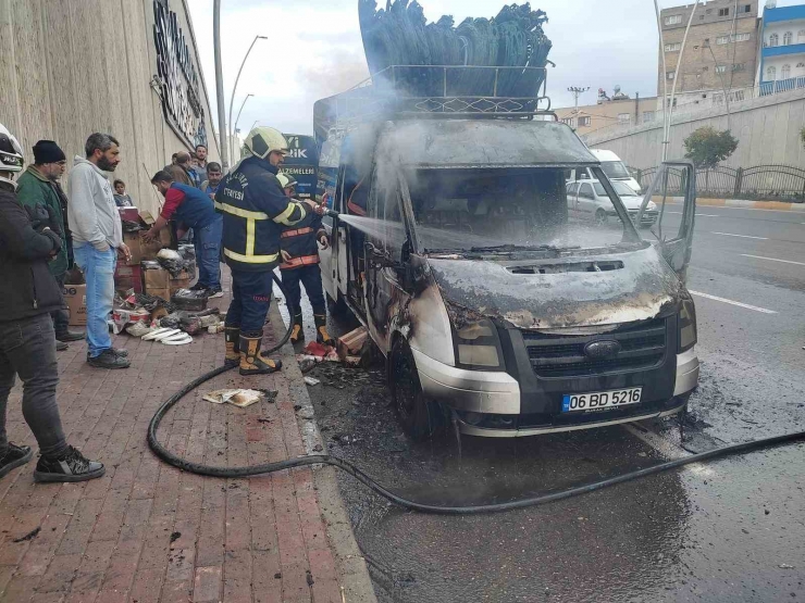 Şanlıurfa’da Seyir Halindeki Minibüs Alev Topuna Döndü: O Anlar Kamerada