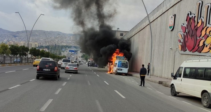 Şanlıurfa’da Seyir Halindeki Minibüs Alev Topuna Döndü: O Anlar Kamerada