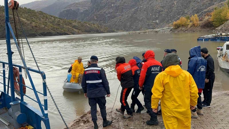 Uçurumdan Düşen Vatandaş 19 Saat Süren Operasyonla Kurtarıldı