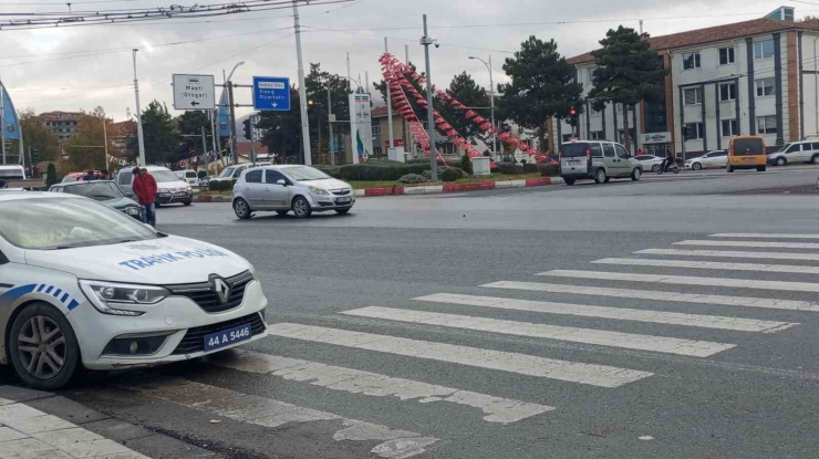 İki Aracın Karıştığı Kazada Maddi Hasar Meydana Geldi