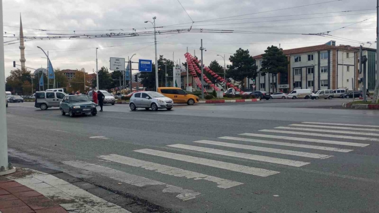 İki Aracın Karıştığı Kazada Maddi Hasar Meydana Geldi