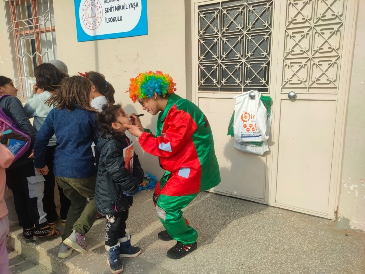 Gönüllü Gençler, Köy Okullarına Kitap Desteği Sağlıyor