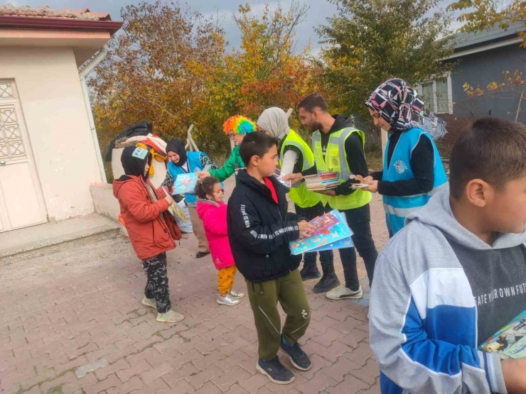 Gönüllü Gençler, Köy Okullarına Kitap Desteği Sağlıyor