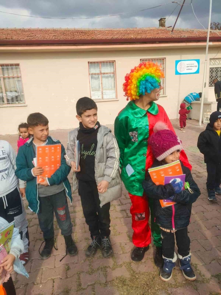 Gönüllü Gençler, Köy Okullarına Kitap Desteği Sağlıyor