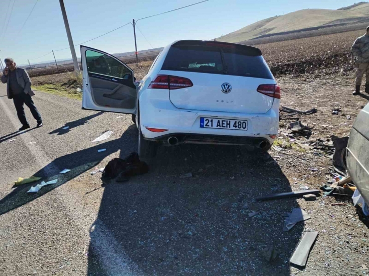 Diyarbakır’da İki Otomobil Kafa Kafaya Çarpıştı: 2 Ölü, 1 Yaralı