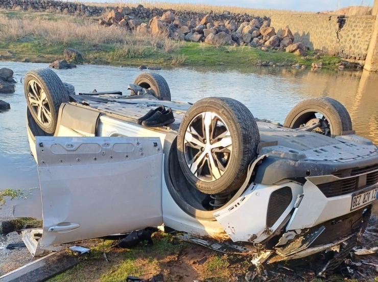 Diyarbakır’da Kontrolden Çıkan Araç Dereye Uçtu: 1 Yaralı