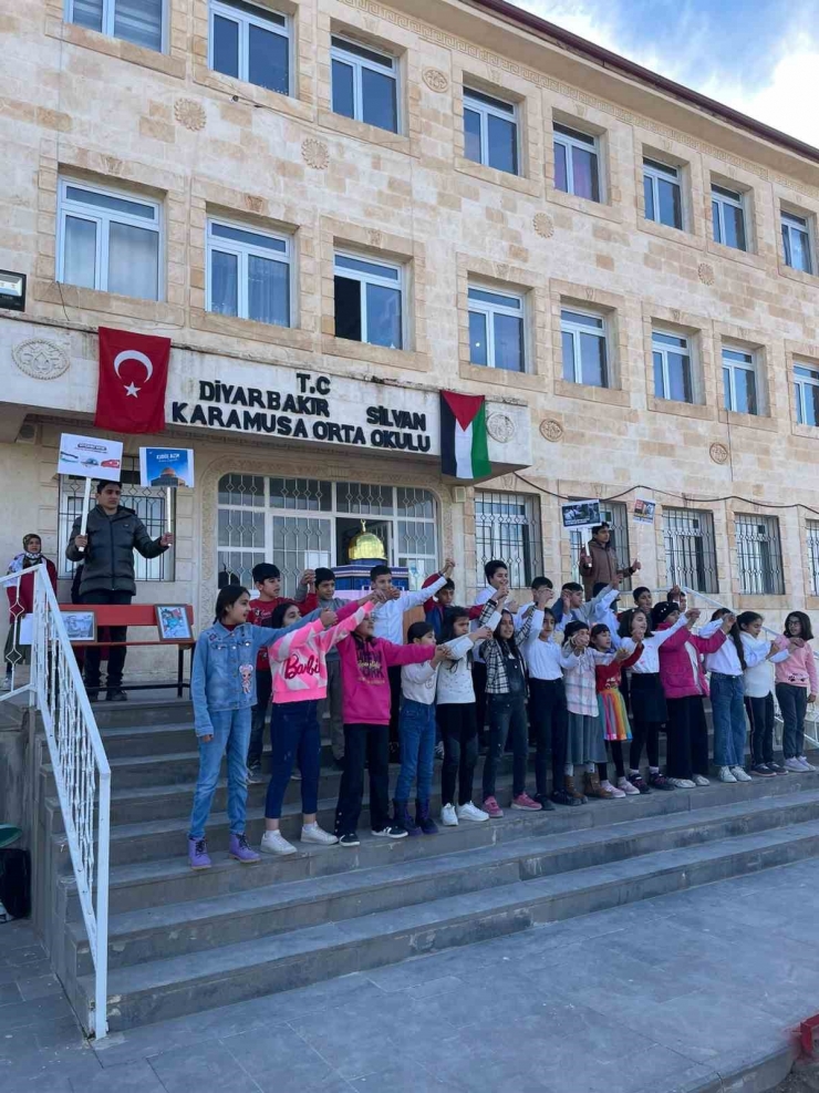 Diyarbakır’da Öğrenciler Filistin İçin ‘aksa Çocuk Marşı’ Ve ‘kardan Aydınlık’ Ezgisini Seslendirdi