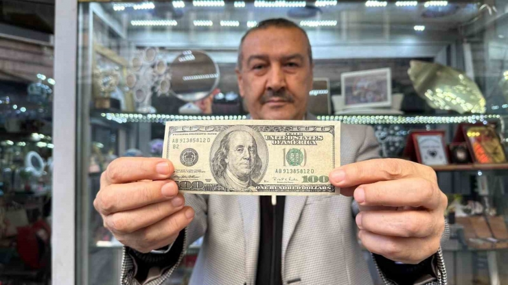 Bir Tarafı Olmayan Hatalı Basım 100 Doları Satışa Çıkardı