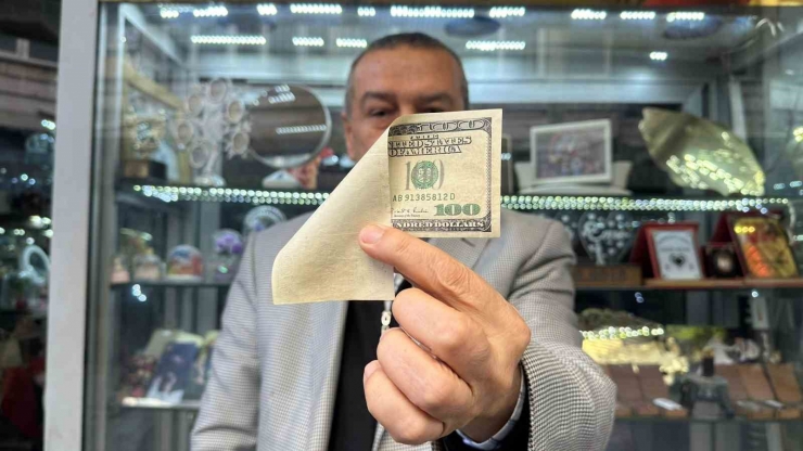 Bir Tarafı Olmayan Hatalı Basım 100 Doları Satışa Çıkardı