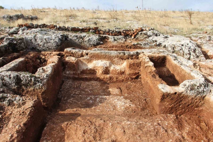 Perre’de 1800 Yıllık Boğa Başı Kabartması Bulundu