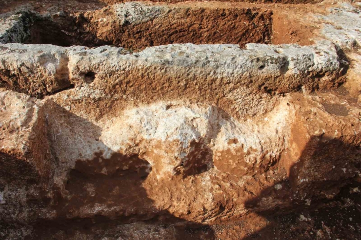 Perre’de 1800 Yıllık Boğa Başı Kabartması Bulundu