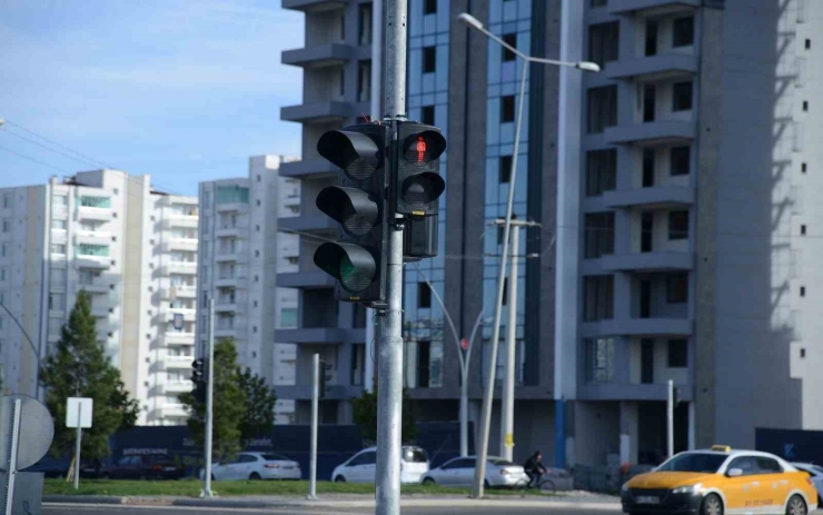 Büyükşehir Belediyesi, Yol Ve Yaya Güvenliği İçin Sinyalizasyon Sistemlerini Artırıyor