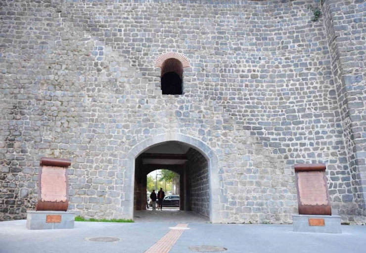 Diyarbakır’da İyaz Bin Ganem’in Mektubu Küpeli Kapı’ya Yerleştirildi