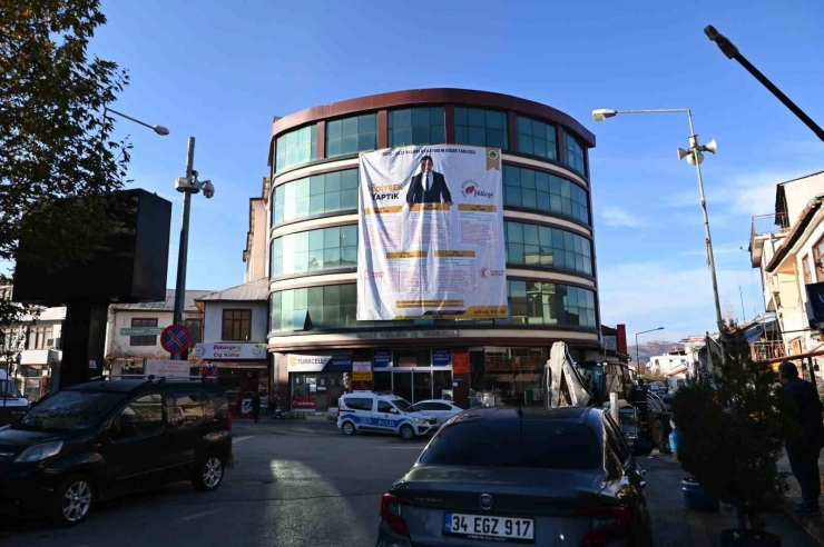 Belediyenin Gider-gelirlerini Dev Afişle Halka Duyurdu