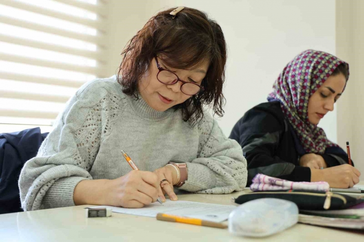 Türkiye’yi Gezen Güney Koreli Kadın, Hayran Kaldığı Diyarbakır’da Yaşamak İçin Türkçe Öğreniyor