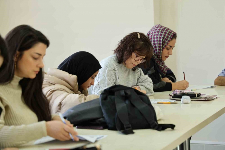 Türkiye’yi Gezen Güney Koreli Kadın, Hayran Kaldığı Diyarbakır’da Yaşamak İçin Türkçe Öğreniyor