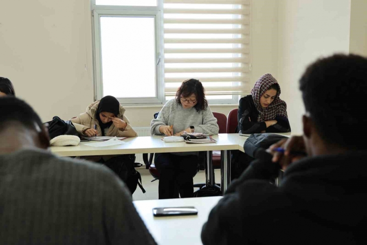 Türkiye’yi Gezen Güney Koreli Kadın, Hayran Kaldığı Diyarbakır’da Yaşamak İçin Türkçe Öğreniyor