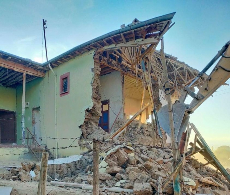 Yazıhan’daki Ağır Hasarlı Evler Yıkılıyor