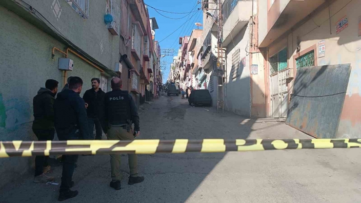 Mahalle Abluka Altına Alındı, Polise Ateş Açan Şahıs Kadın Kılığında Yakalandı