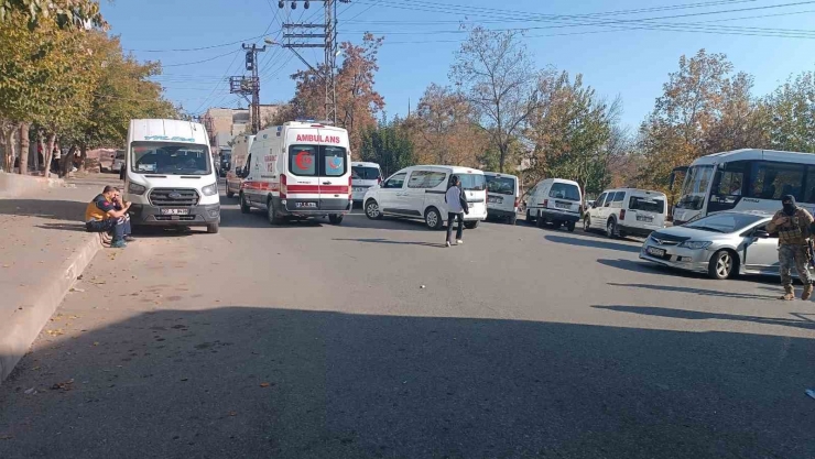 Mahalle Abluka Altına Alındı, Polise Ateş Açan Şahıs Kadın Kılığında Yakalandı