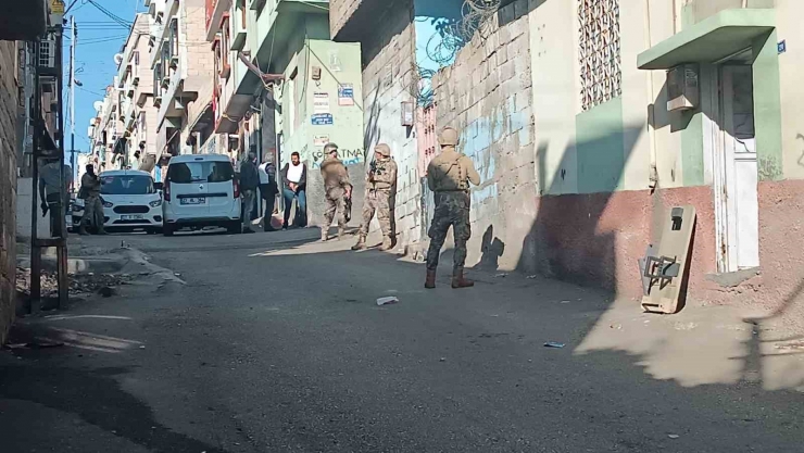 Mahalle Abluka Altına Alındı, Polise Ateş Açan Şahıs Kadın Kılığında Yakalandı