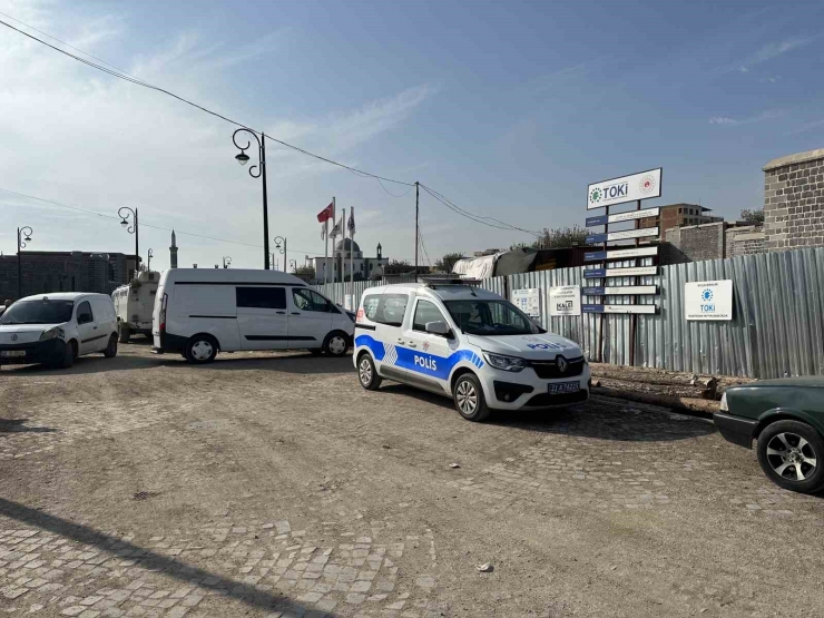 Diyarbakır’da Üstüne Duvar Düşen İşçi Hayatını Kaybetti
