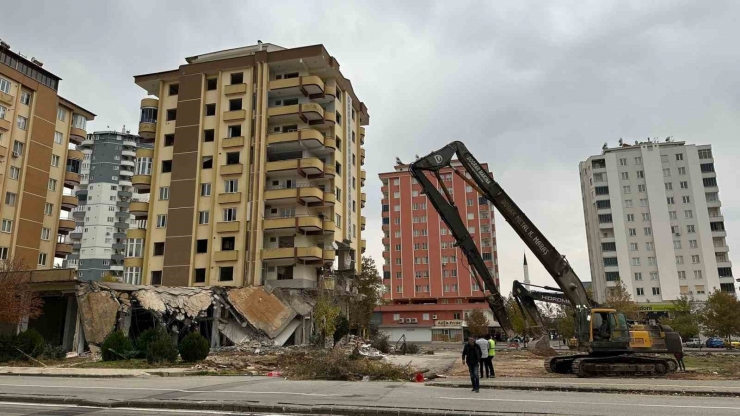 9 Katlı Güneş Apartmanı Saniyeler İçerisinde Yıkıldı