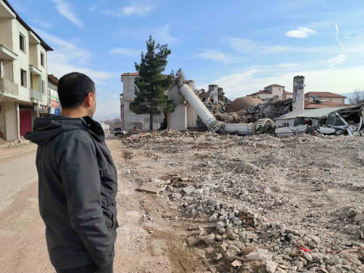 Doğanşehir’de Ağır Hasarlı Yapıların Yıkımı Sürüyor