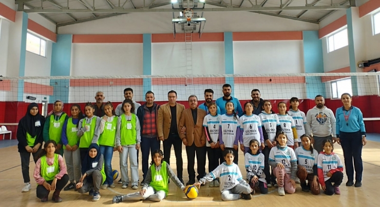 Tut İlçesinde Kızlar Voleybol Turnuvası Düzenlendi