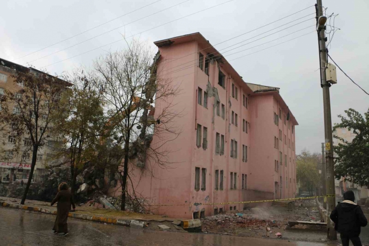 Diyarbakır’da Asılsız İhbarla Gündeme Gelen Binanın Yıkımına Başlandı