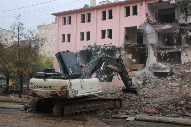 Diyarbakır’da Asılsız İhbarla Gündeme Gelen Binanın Yıkımına Başlandı