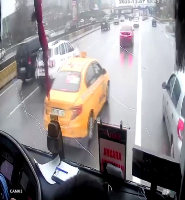 Ticari Taksi Şoförü 25 Yolcunun Hayatını Tehlikeye Attı