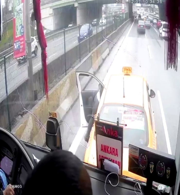 Ticari Taksi Şoförü 25 Yolcunun Hayatını Tehlikeye Attı