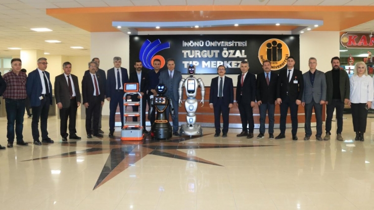 Turgut Özal Tıp Merkezi’nde Yapay Zekalı Robotlar İş Başında