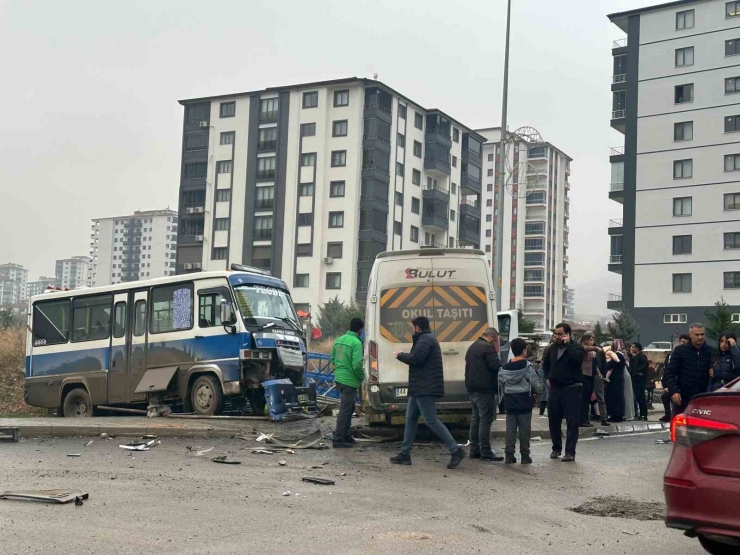 Öğrenci Servisi İle Yolcu Minibüsü Çarpıştı: 6 Yaralı